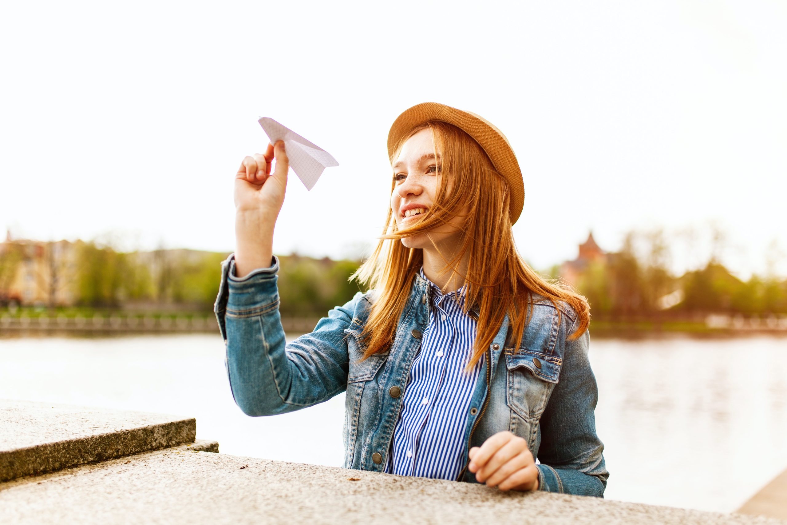 Comment plier un avion en papier : les meilleures astuces